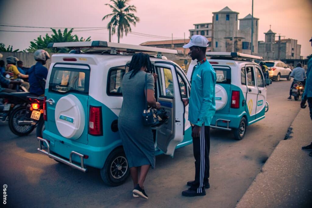 Chauffeur ECOZEM au volant d’un tricycle